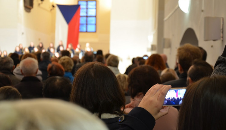 OBRAZEM: Sborový zpěv, kritika premiéra Babiše. Lidé ve Vyškově slavili výročí sametové revoluce