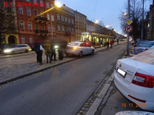 FOTO: Opilý řidič najel v Brně na zastávku plnou lidí