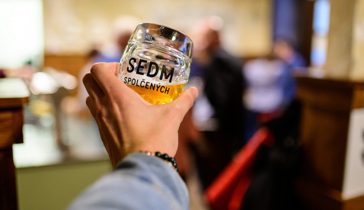 FOTO, VIDEO: Sedm sládků spojilo síly. Výsledkem je ležák z unikátního chmele