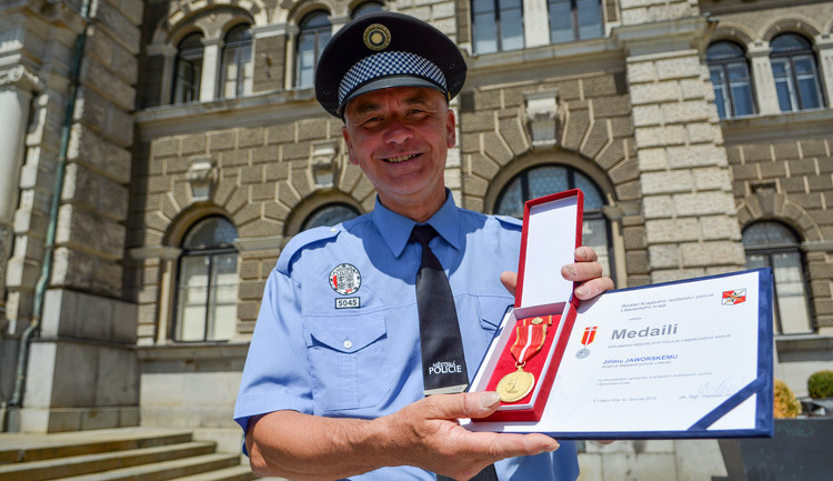 (NE)OBYČEJNÍ: Od malička ho zajímaly životní příběhy. Liberečáci potkávají strážníka Jirku už déle než dvacet let