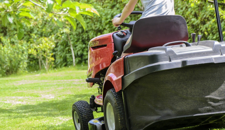 Drzý zloděj využil odemčených domovních vrat a ukradl zahradní traktor