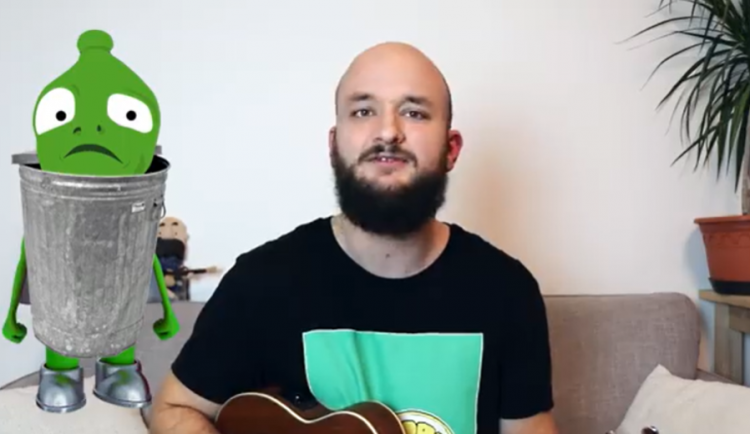 Pokáč se v novém minisongu pustil do zeleného maskota Alzy