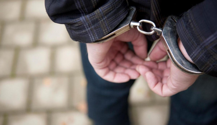 Zlodějkám nevyšla krádež ve Foru. Na místě zakročil strážník v civilu