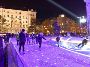 Pod Joštem se dnes objevili první bruslaři, až do devíti hodin je bruslení zdarma