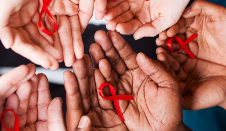 Studenti Lékařské fakulty pomáhají v boji proti AIDS. Informace poskytují i v šalině