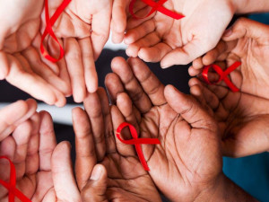 Studenti Lékařské fakulty pomáhají v boji proti AIDS. Informace poskytují i v šalině
