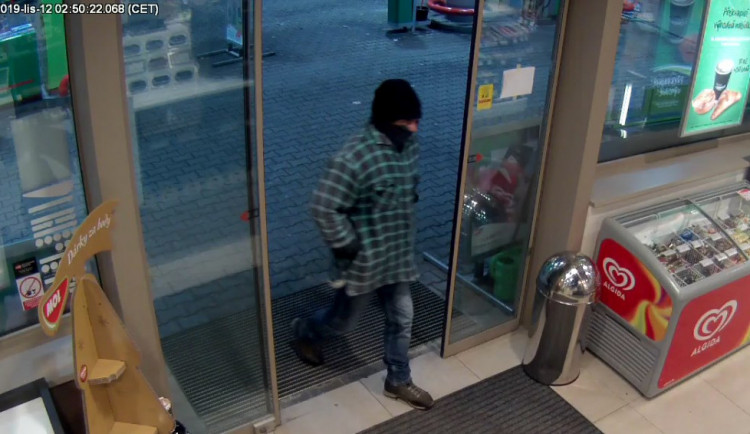 Kriminalisté dopadli lupiče, který měl přepadnout benzínku v Hradci. Hrozí mu až deset let ve vězení