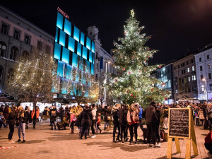 FOTO/VIDEO: Svoboďák dnes prozářil vánoční strom. Rozsvícení stromu zahájilo vánoční trhy i ve středobodu města