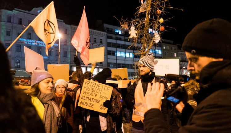 Brněnští aktivisté bojují proti konzumním Vánocům. Na Svoboďáku nazdobili suchý strom