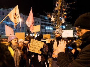 Brněnští aktivisté bojují proti konzumním Vánocům. Na Svoboďáku nazdobili suchý strom
