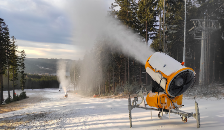 Lyžařské areály už zasněžují, start sezony se blíží