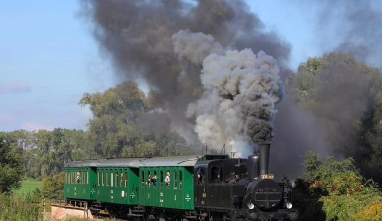 Parním vlakem s čertem a mikulášem nabídne andělská projížďka
