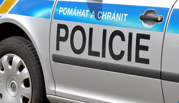 Neznámý zloděj rozbil sklo u předních dveří auta a odnesl si kameru