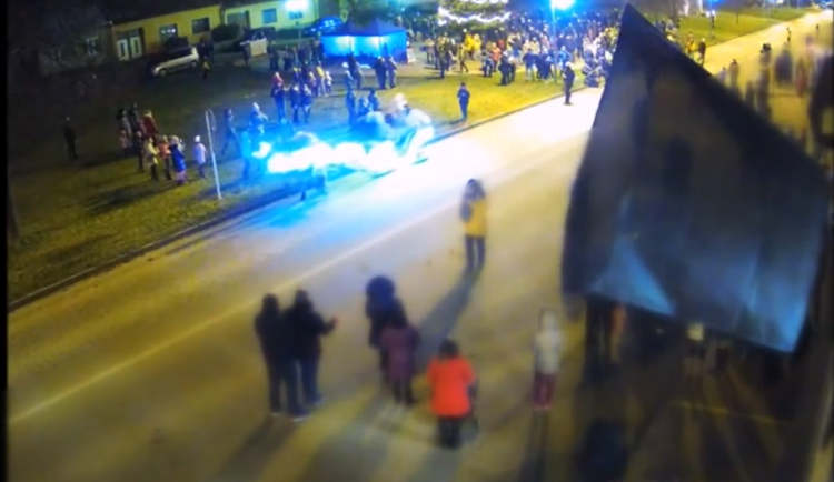 VIDEO: Na vánočních trzích se splašili koně se saněmi a srazili telefonující dívku