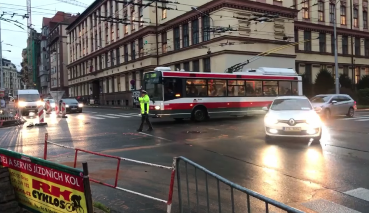 Únik plynu uzavřel Kounicovu ulici v Brně, doprava jezdí odklonem