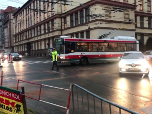 Únik plynu uzavřel Kounicovu ulici v Brně, doprava jezdí odklonem