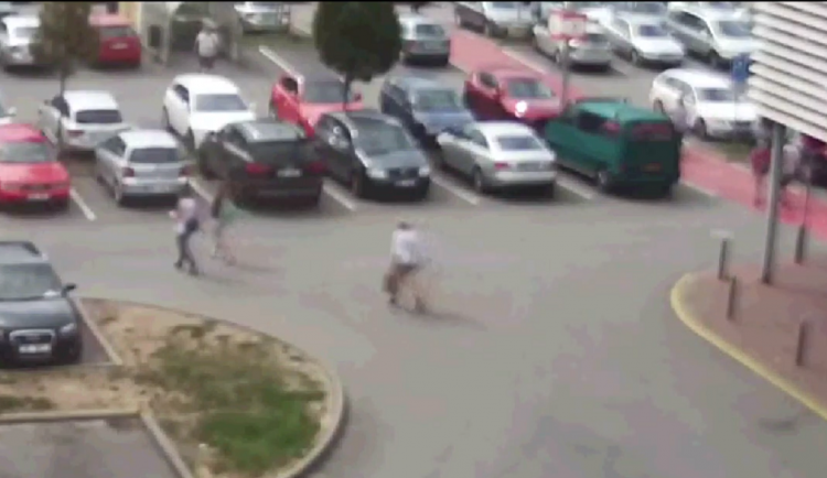 VIDEO: Důchodkyně z Brna objížděla několik měsíců auta klíčem. Vadilo jí, že jich je hodně