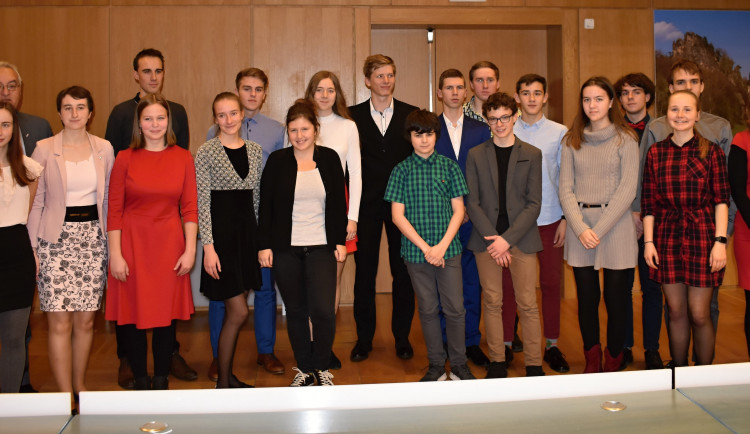 Talentované žáky, kteří loni úspěšně reprezentovali, ocenil kraj