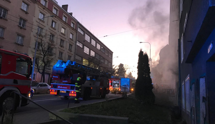 AKTUÁLNĚ: Obyvatele na Kotlářské ulici vyděsil kouř z bytu. Hasiči se postarali o hořící postel