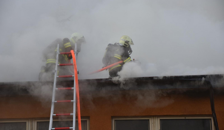 FOTO: V České Lípě hořela ubytovna. Na místě zasahovalo deset jednotek hasičů