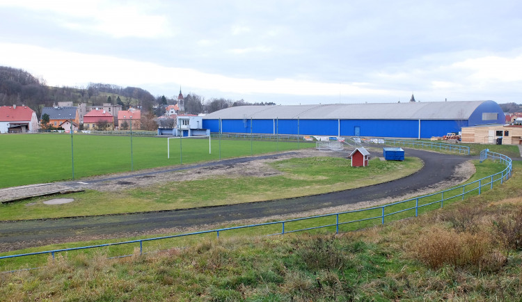 Fotbalové hřiště za zimákem ve Frýdlantu se promění v moderní atletický stadion