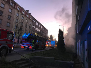 AKTUÁLNĚ: Obyvatele na Kotlářské ulici vyděsil kouř z bytu. Hasiči se postarali o hořící postel
