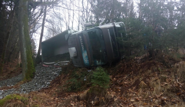 Při nehodě kamionu se vysypalo šest tun štěrku, hasiči na místě pracovali čtyři hodiny