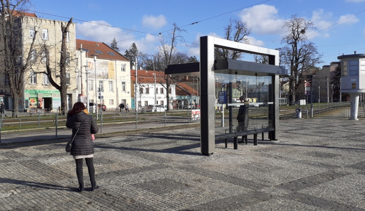 Brno má dvě zastávky MHD s přístřešky se zelenými střechami