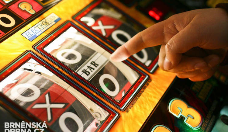 Gambler kvůli touze hrát na automatech ukradl peníze na charitu