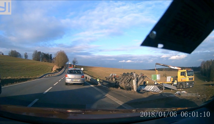 DOPRAVNÍ INFO: Vyproštění kamionu uzavře hlavní tah na Kaplici