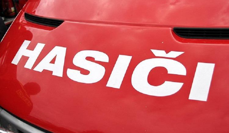 VIDEO: Hasiči v Liberci jeli zachraňovat dítě. Kvůli špatně zaparkovaným autům málem neprojeli