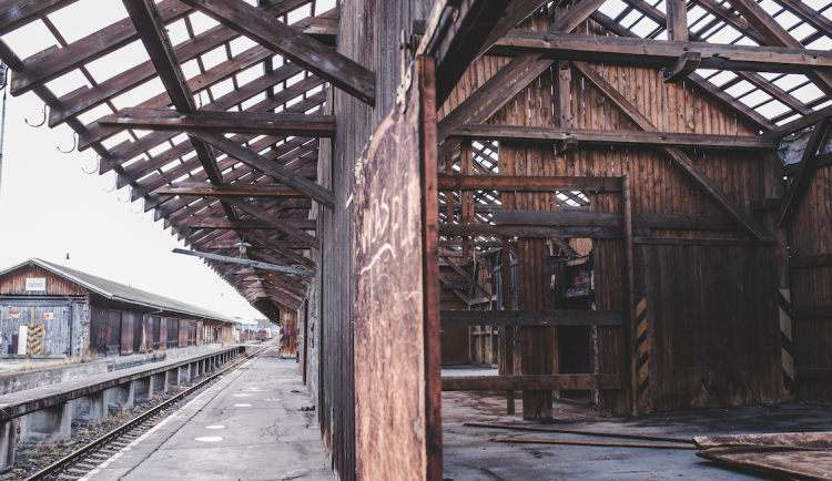 Budovy bývalých skladišť jdou k zemi, nahradit by je mohlo zázemí pro údržbu vlaků