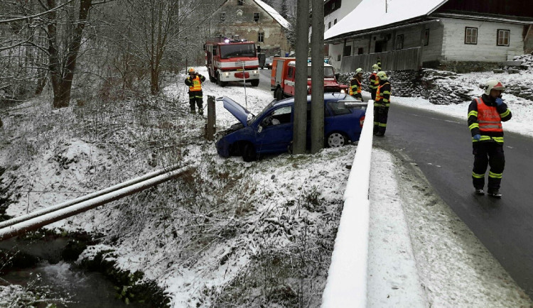 Auto v Branné zůstalo viset nad potokem