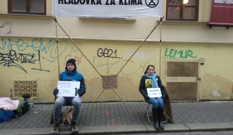 Aktivisté zahájili hladovku. Chtějí připomenout důsledky klimatických změn jako je neúroda a hladomor