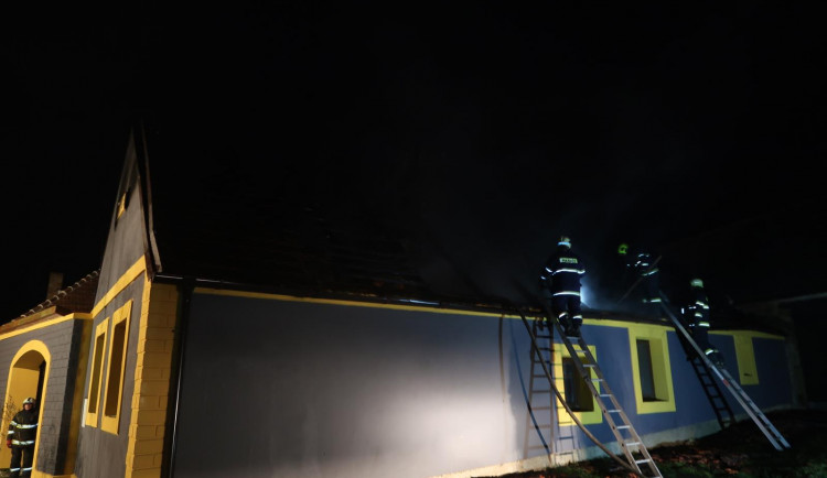 Na Táborsku hořela střecha domu, škoda je zatím milion korun