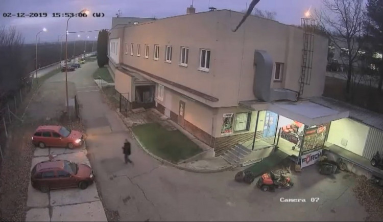 VIDEO: Muž ze zahradního traktoru u prodejny ukradl motor, převodovku i kola