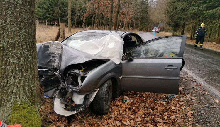 Na Písecku se stala tragická dopravní nehoda, po nárazu do stromu zemřela starší žena