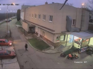 VIDEO: Muž ze zahradního traktoru u prodejny ukradl motor, převodovku i kola