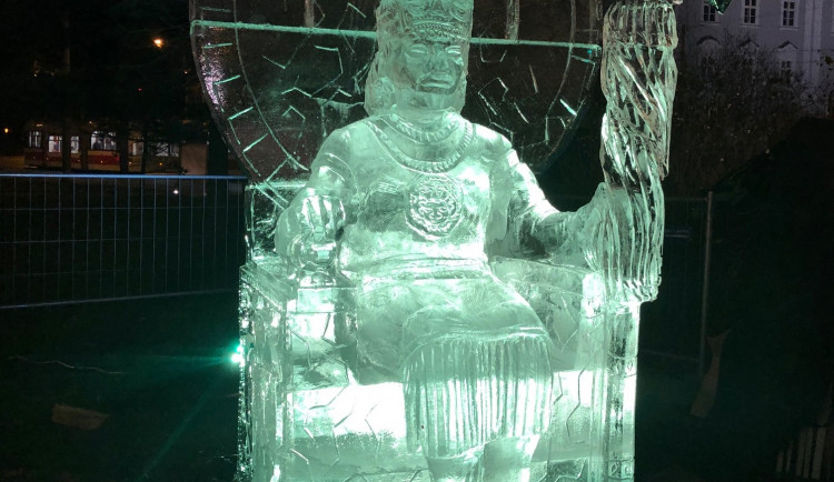 FOTO: Na Moraváku sedí vládce Inků. Vánoční trhy v Brně nově zdobí velká ledová socha indiánského panovníka
