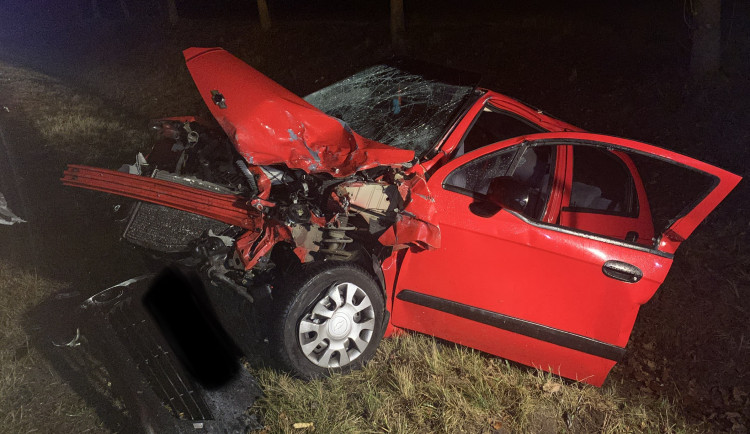 Řidič osobáku naboural do odtahovky, která nakládala dodávku. Při nehodě zemřely dvě ženy