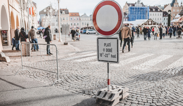 Neděli bez aut na budějckém náměstí někteří řidiči nerespektují, odtahová služba už odtáhla přes dvacet aut