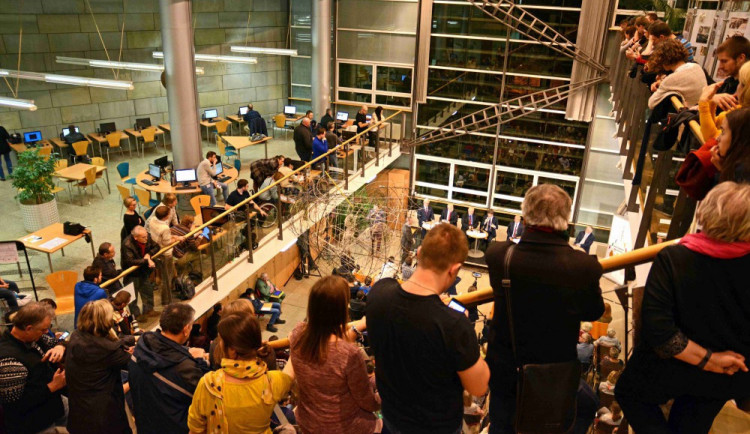 Pojedenácté vás nechají lidé nahlédnout do svých příběhů skrze Živou knihovnu