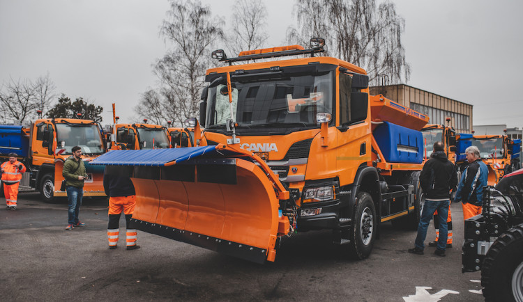 Silničáři převzali novou techniku. Na zimu mají připraveno přes 90 tisíc tun posypového materiálu