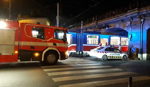FOTO: Řidič Peugeotu se pod viaduktem u Hlavního nádraží vydal do cesty pro tramvaje. Šalina auto promáčkla