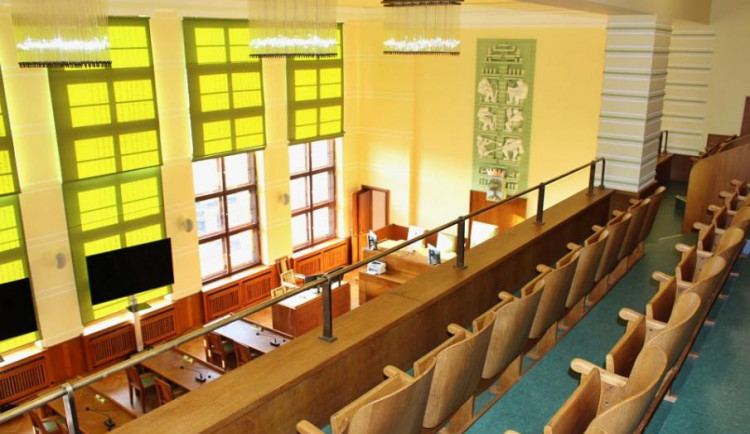 Po zasedací síni se opravy dočkala i galerie velkého zasedacího sálu
