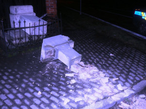 Nově zrekonstruované sousoší padlo za oběť opilému vandalovi. Policisté si na něj ještě tu noc posvítili
