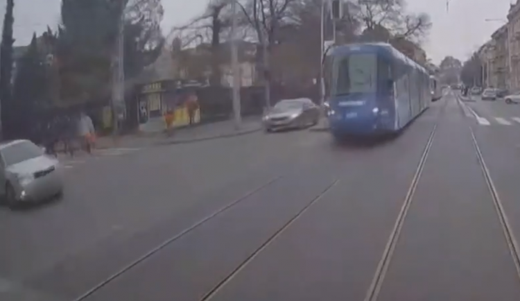 Videozáznam z kabiny řidiče šaliny