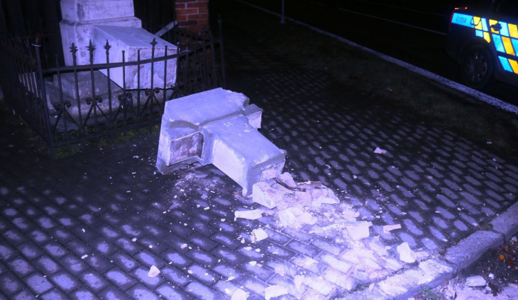 Poničené sousoší