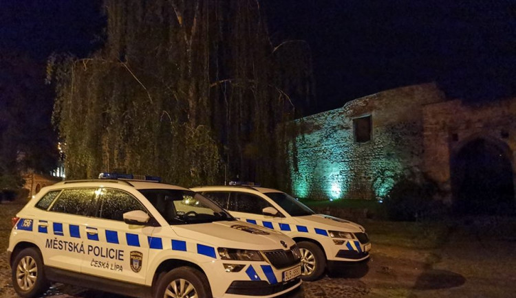 Muži se rozbil elektrický vozík. Strážníci ho odtlačili až domů