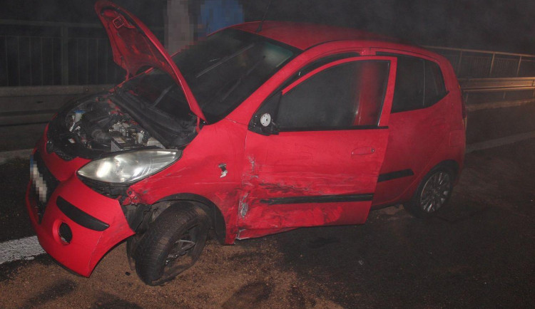 Žena pod vlivem drog a se zákazem řízení způsobila nehodu na D35